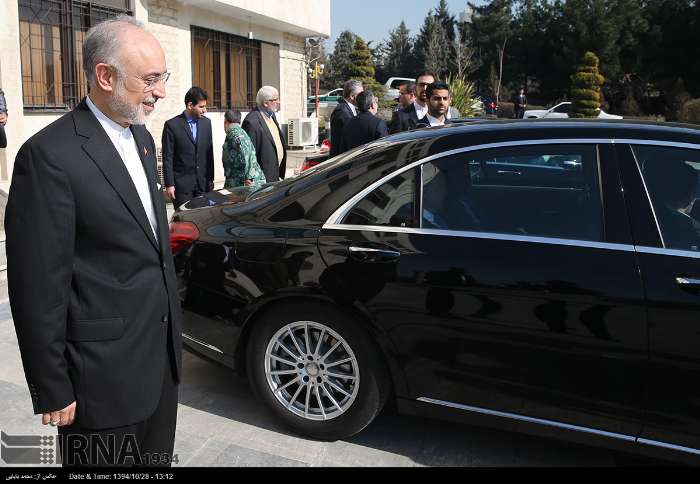 صالحی در حال بدرقه آمانو/ عکس