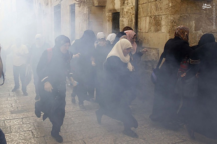 تعداد زیادی از نظامیان ارتش و عناصر پلیس صهیونیستی دقایقی پس از اقامه نماز صبح از طریق دروازه‌های باب السلسله و باب المغاربه به داخل مسجد حمله کردند و اقدام به شلیک بمب‌های صوتی و گلوله‌های مشقی نمودند که در نتیجه آن شماری از فلسطینیان زخمی شدند