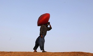 ماهیگیری جالب روی کوزه‌ها در پاکستان! + عکس