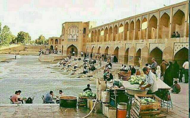 مرد سکنجبین فروش در تصویر قدیمی زاینده رود/عکس