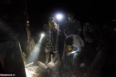 تلاش برای نجات خانواده از زیر آوار در صنعا. 12 ژوئن