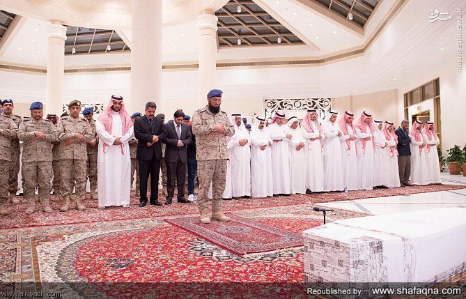 نماز پسر ملک سلمان بر جنازه فرمانده نیروی هوایی اش/عکس