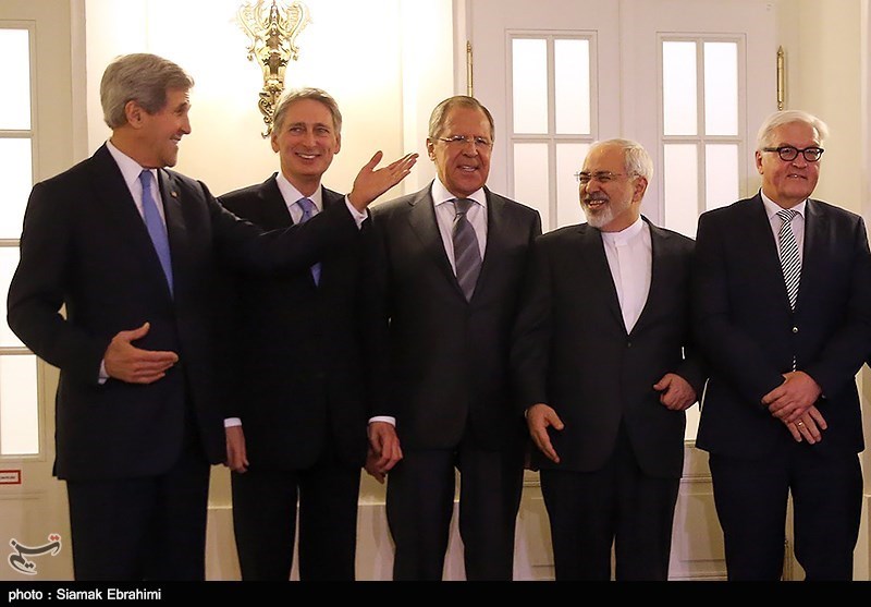 اشاره کری، خنده ظریف/ عکس