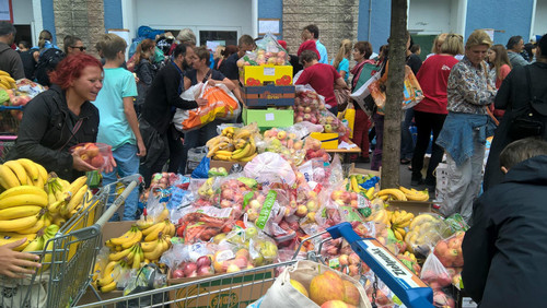 جمع آوری آب و غذا از سوی مردم آلمان برای مهاجران خارجی