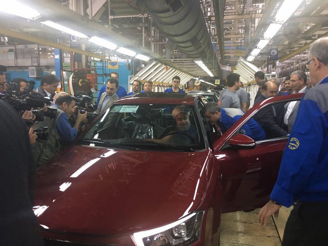 خودروسواری روحانی در روز رونمایی از شاسی بلند فرانسوی/عکس