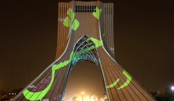 (تصاویر) رقص‌نور هنرمند آلمانی در برج آزادی