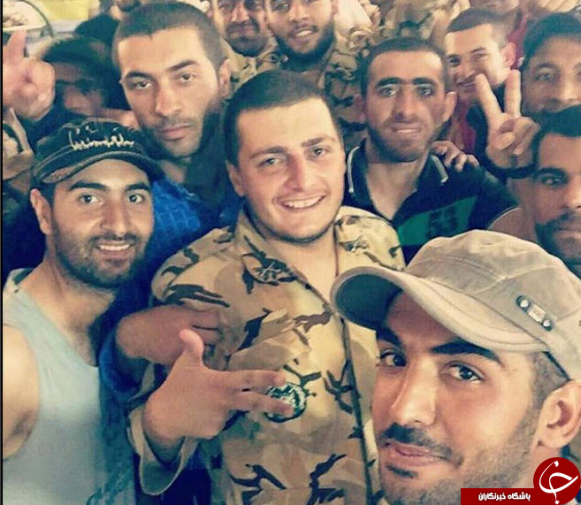 پدری که چشم به راه سربازش است +عکس