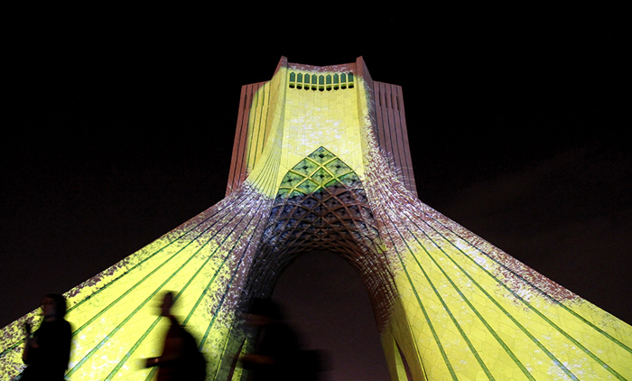 (تصاویر) رقص‌نور هنرمند آلمانی در برج آزادی