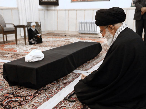 رهبری در کنار پیکر واعظ طبسی شب قبل از تشییع/ عکس