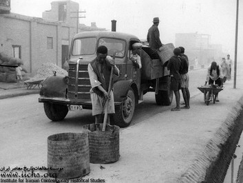 کامیونت خدمات عمومی در طهران قدیم در حالی که کارگران به روش قاجاری و بدون امکانات اولیه و حتی کفش به کارگری مشغولند 