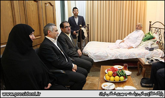 عیادت رئیس دفتر روحانی از آیت الله صانعی +عکس