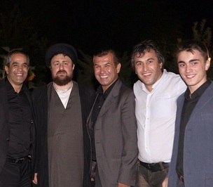 سیدحسن خمینی در کنار سیداحمد، علی لطیفی ، حمید استیلی، ابوالقاسم پور فوتبالیست‌های قدیمی کشورمان