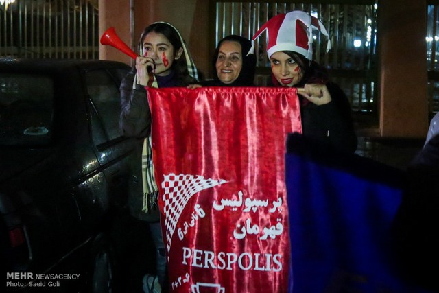 دختران پرسپولیسی پشت درب های ورزشگاه/عکس
