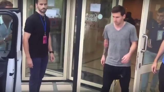 لحظه خروج میسی من المستشفى بعد الفحص الطبی - کره القدم - الدوری الإسبانی