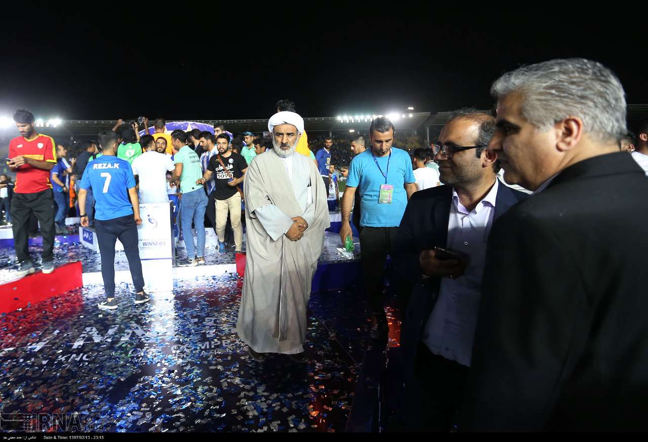 عکسی از حضور یک روحانی در جشن قهرمانی استقلالی ها