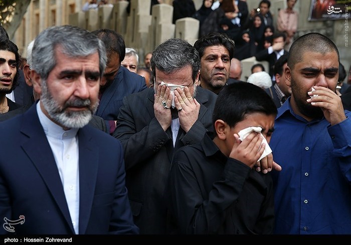 گریه عراقچی برای شهید فاجعه منا/عکس