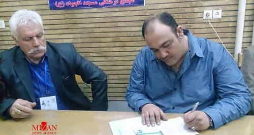 کمدین خندوانه در حال رای دادن/ عکس