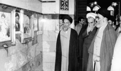 رهبر معظم انقلاب در حرم حضرت معصومه(س) در اسفند 1370 