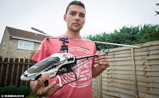 هدیه تولد چشم کودک را کور کرد+ تصاویر