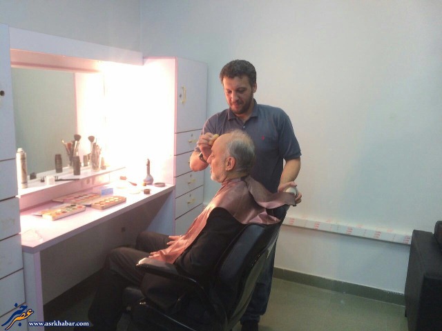 رئیس سازمان انرژی اتمی در اتاق گریم/عکس