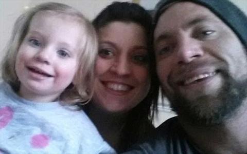 فداکاری جالب پدر و مادر دلسوز برای کودک بیمارشان! +تصاویر