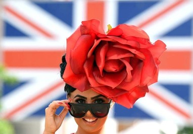 یک هوادار در مسابقات اسب سواری لندن