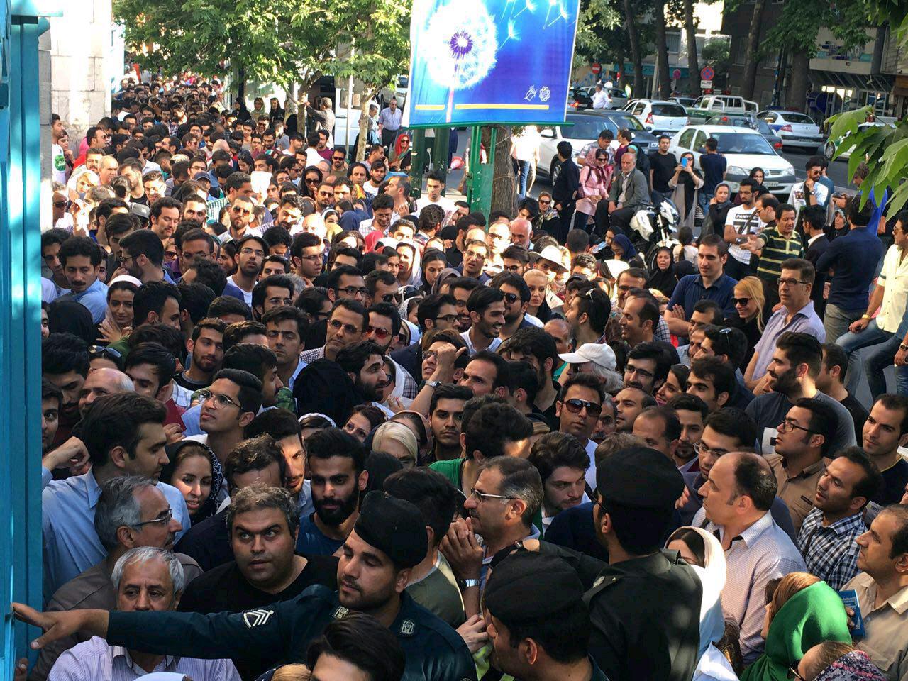 لحظه به لحظه با انتخابات ریاست جمهوری/زمان اخذ رای تا ساعت 20 تمدید شد/ تکذیب شمارش آرا در خارج از کشور/ وزیر کشور: شورای نگهبان مسئول تایید صحت انتخابات است/ مدارس تهران فردا تعطیل شدند