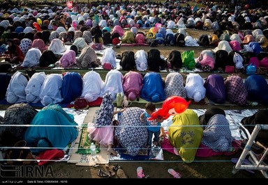  تصویر اقامه نماز عید فطر در کشور فیلیپین را نشان می دهد.