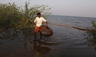 ماهیگیری جالب روی کوزه‌ها در پاکستان! + عکس