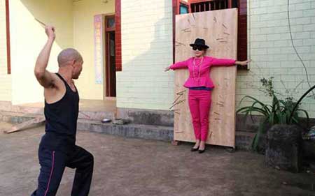 عکس:پرتاب چاقوهای تیز به سمت خواهر