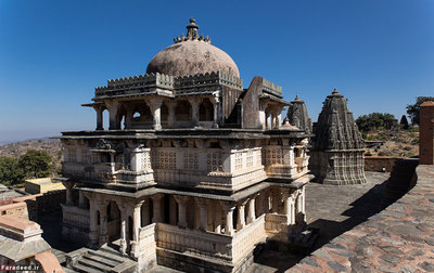 قلعه مهرانگهر در استان راجستان هند که در درارتفاع 400 متری قله کوه ساخته شده و درون دیوارهای قطورآن تعداد زیادی باغ های خصوصی، گلخانه و اتاق های لوکس قرار داشته است.