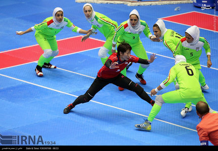 زن ژاپنی در محاصره ایرانی‌ ها /تصاویر