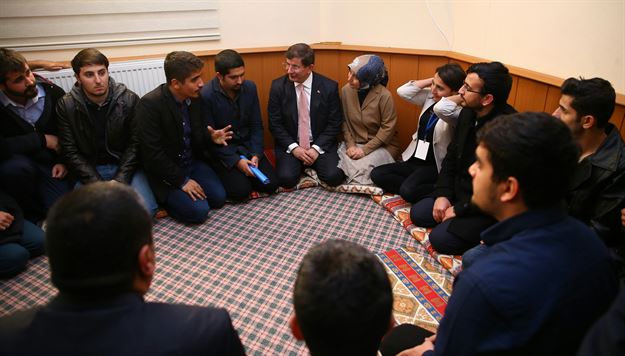 هدیه شمشیر ذوالفقار به داوود اوغلو (+عکس)