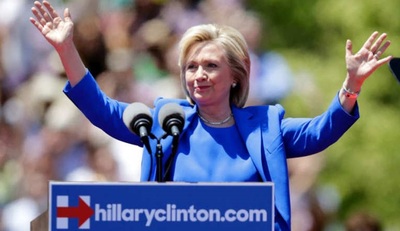 هیلاری کلینتون عزم خود را برای نامزدی در انتخابات ریاست جمهوری سال 2016 آمریکا از راه فیلمی ویدیویی که در شبکه های اجتماعی منتشر شد، اعلام کرد. او در زندگی حرفه ای خود، سمت های سناتور، وزیر امور خارجه و بانوی اول آمریکا را عهده دار بود. او دارای بیشترین محبوبیت در میان نامزدهای حزب دموکرات آمریکا برای ریاست جمهوری به شمار می آید. 