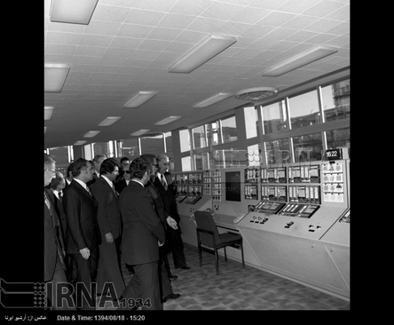 محمد رضا پهلوی از بخش های مختلف پالایشگاه نفت شیراز بازدید می کند