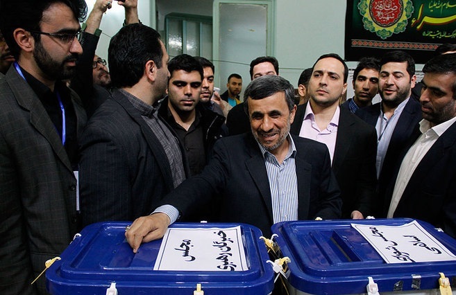 خنده احمدی‌نژاد هنگام انداختن رای به صندوق/عکس