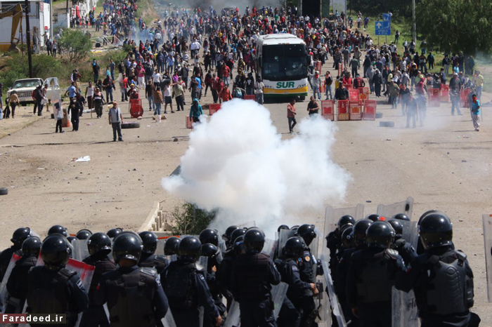 (تصاویر) درگیری معلمان مکزیکی با پلیس