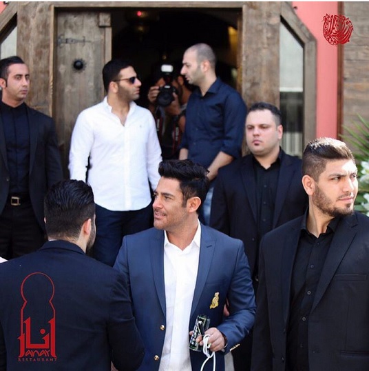 محمرضا گلزار در کنار بادیگاردهایش/ عکس