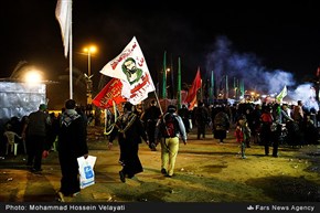 پیاده روی زائران حسینی در مسیر نجف به کربلا در آستانه اربعین حسینی