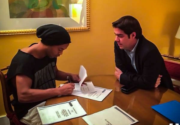 رونالدینیو و امضای قرارداد با تیم مکزیکی+عکس