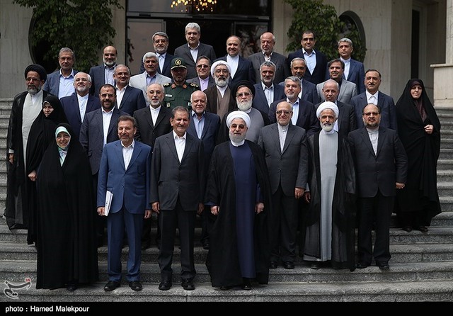 عکس یادگاری دولت یازدهم در حیاط پاستور