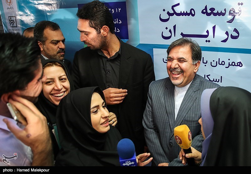 خوش‌و‌بش آخوندی با خبرنگاران در حاشیه یک همایش/عکس