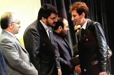 بابک زنجانی در مراسم تجلیل از کارآفرینان و تولیدکنندگان جوان و دریافت لوح تقدیر از دست مهرداد بذرپاش، نماینده مجلس نهم