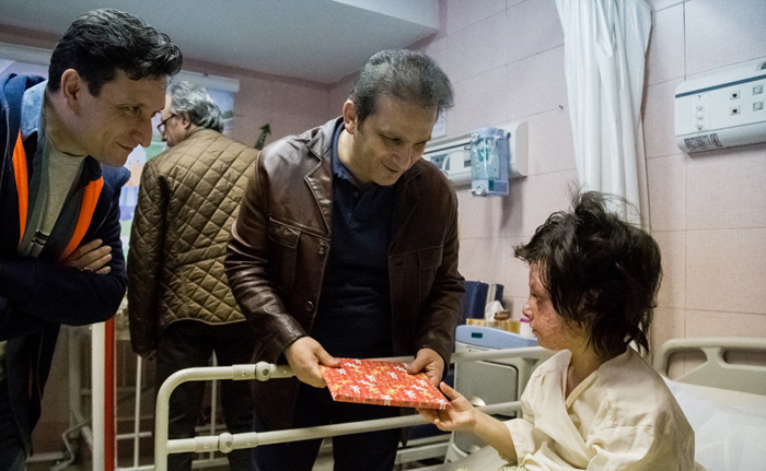 (تصاویر) عیادت فیتیله‌ای‌ها از دو کودک طبسی