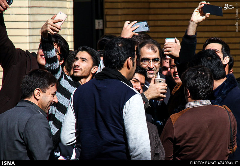 عکس/ وزیر بهداشت در محاصره سلفی بگیران