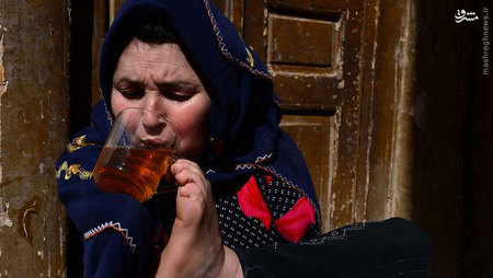 این زن افغان به همراه خانواده در یکی از مناطق فقیرنشین هرات زندگی می‌کند. این خانواده ماهانه برای خانه‌ای که از گل و چوب ساخته شده، ۳ هزار و ۵۰۰ افغانی کرایه می‌پردازد. 