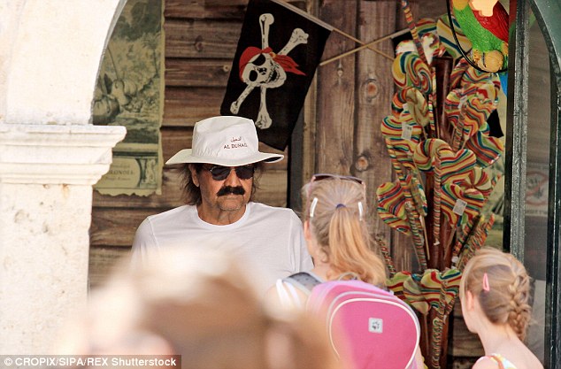 خوشگذرانی امیر سابق قطر در اروپا(+عکس)