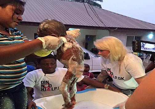 تصاویری تکان دهنده از کودکی که به حال مرگ رها شده بود