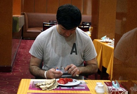 عکسی از شام رژیمی کریم باقری در اردوی پرسپولیس!