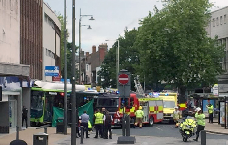 ورود اتوبوس به بانک منجر به مرگ یک زن شد/ عکس